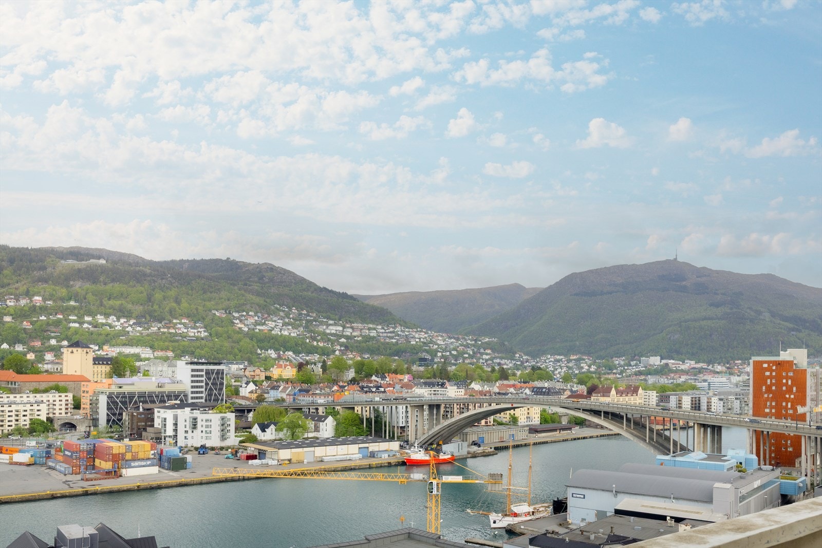Perfekt på nyttårsaften hvor mange samles for å se på fyrverkeri. Galleribilde