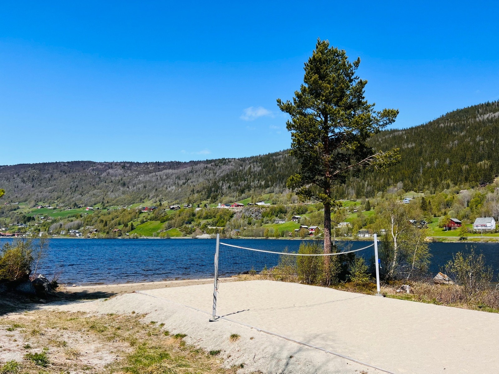 Badestranden i Hol er det perfekte stedet å være på solfylte sommerdager Galleribilde