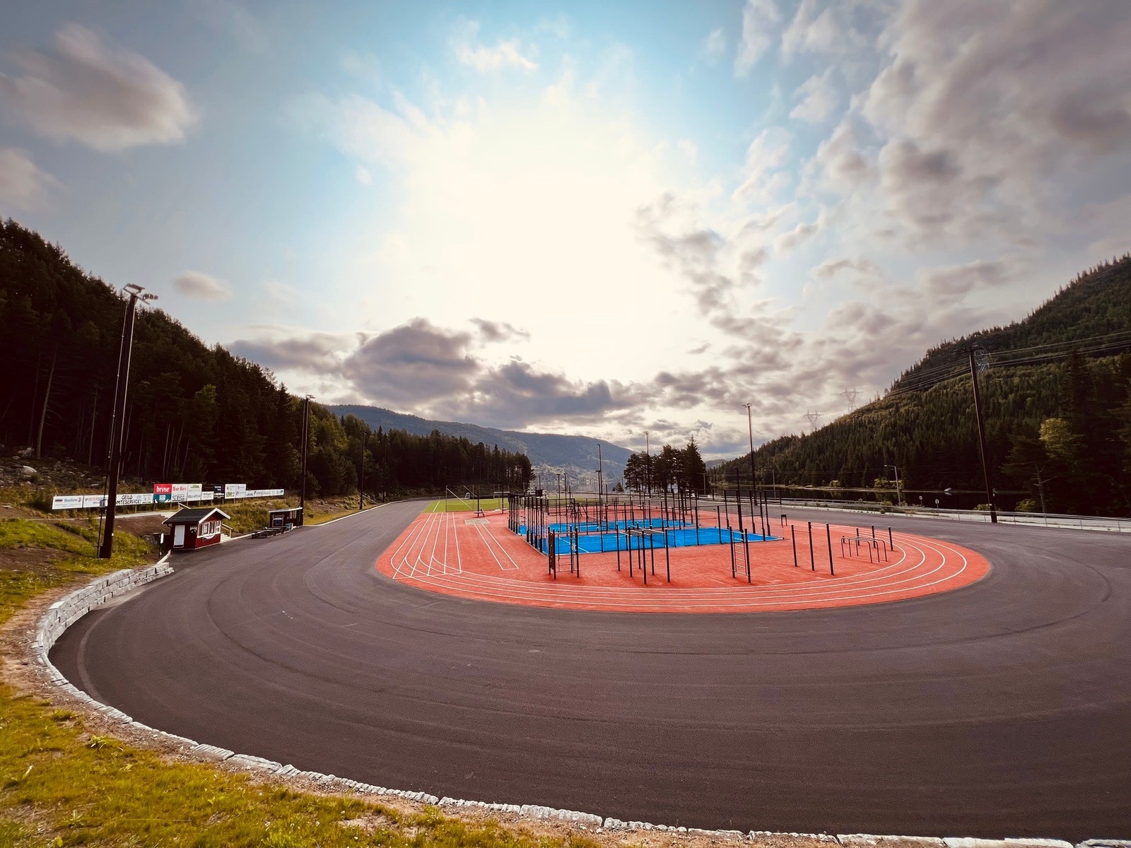 I sommerhalvåret er skøytebanen en stor aktivitetspark med løpebane, padeltennis og treningsapparater Galleribilde