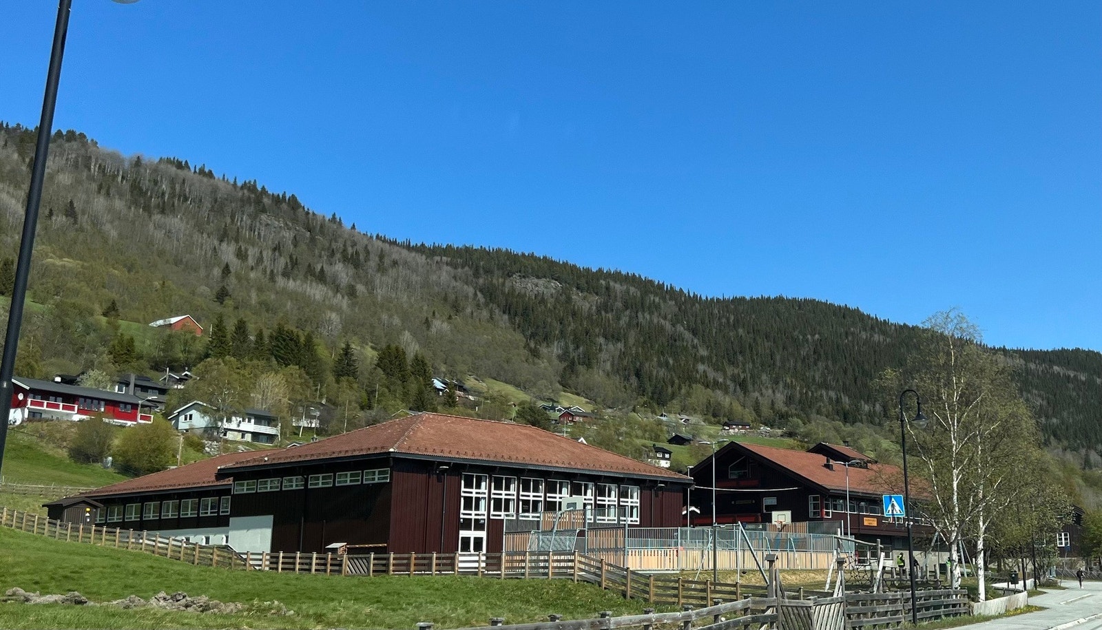 Hallingskarvet skole ligger midt i Hol sentrum Galleribilde