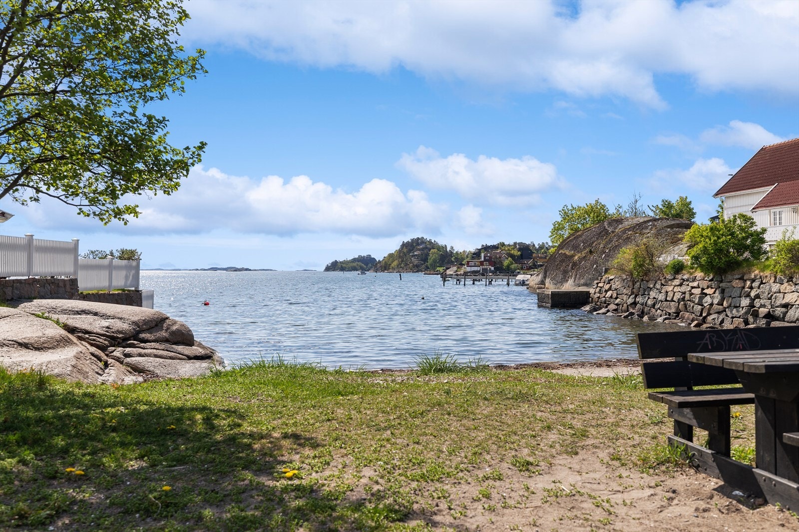 Ved stranden finnes det også badstue som kan leies, noe som har blitt svært populært - særlig i vinterhalvåret. Mange benytter anledningen til å kombinere varme badstubad med et forfriskende sjøbad. Galleribilde