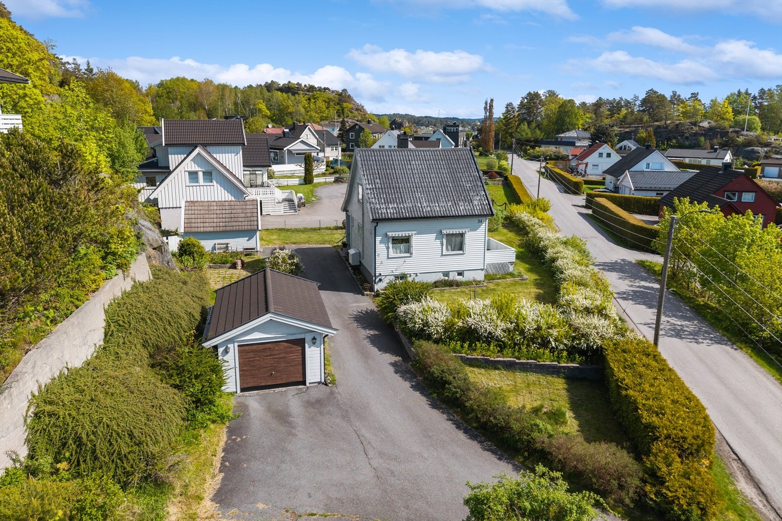 Boligen har en attraktiv og familievennlig beliggenhet på populære Lahelle, med nærhet til flotte naturopplevelser, sjøliv og gode fasiliteter. Galleribilde