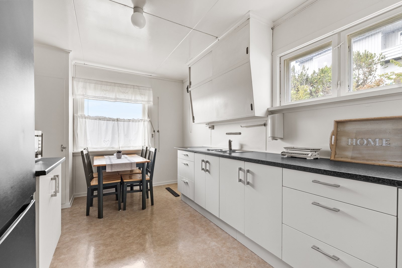 Kjøkkenet har behov for oppgradering og modernisering, men har en praktisk utforming med plass til spisebord. Her er det gode muligheter for å skape et funksjonelt kjøkken etter egne ønsker og behov. Galleribilde
