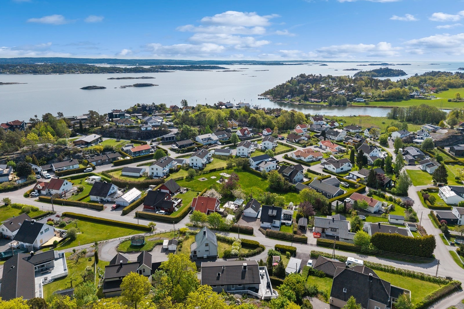 . Området byr på en fin kombinasjon av rolige boligstrøk, gode rekreasjonsmuligheter og kort vei til Sandefjord sentrum. Galleribilde