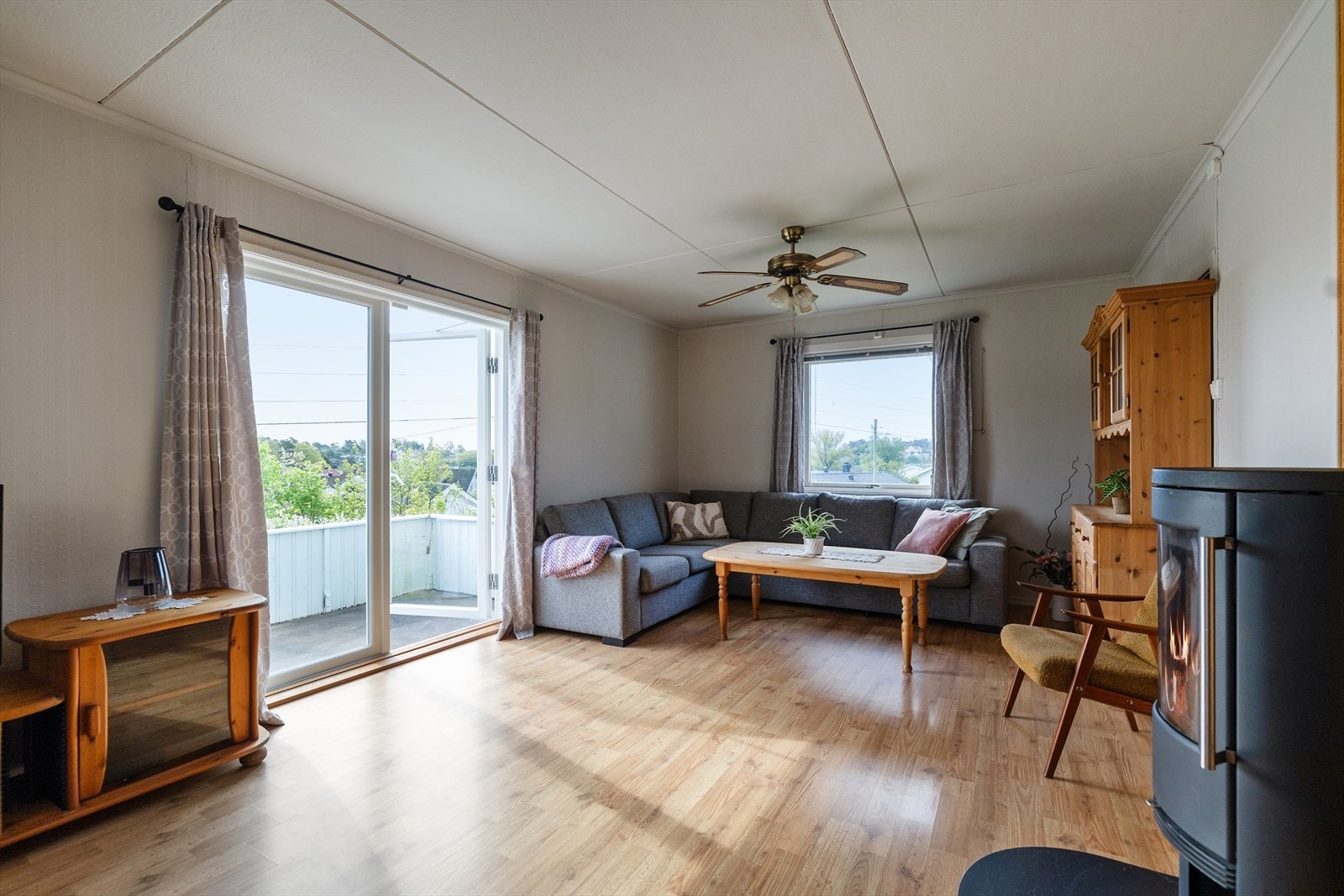 Fra stuen er det utgang via en to-fløyet verandadør med 2-lags glass til verandaen. Galleribilde