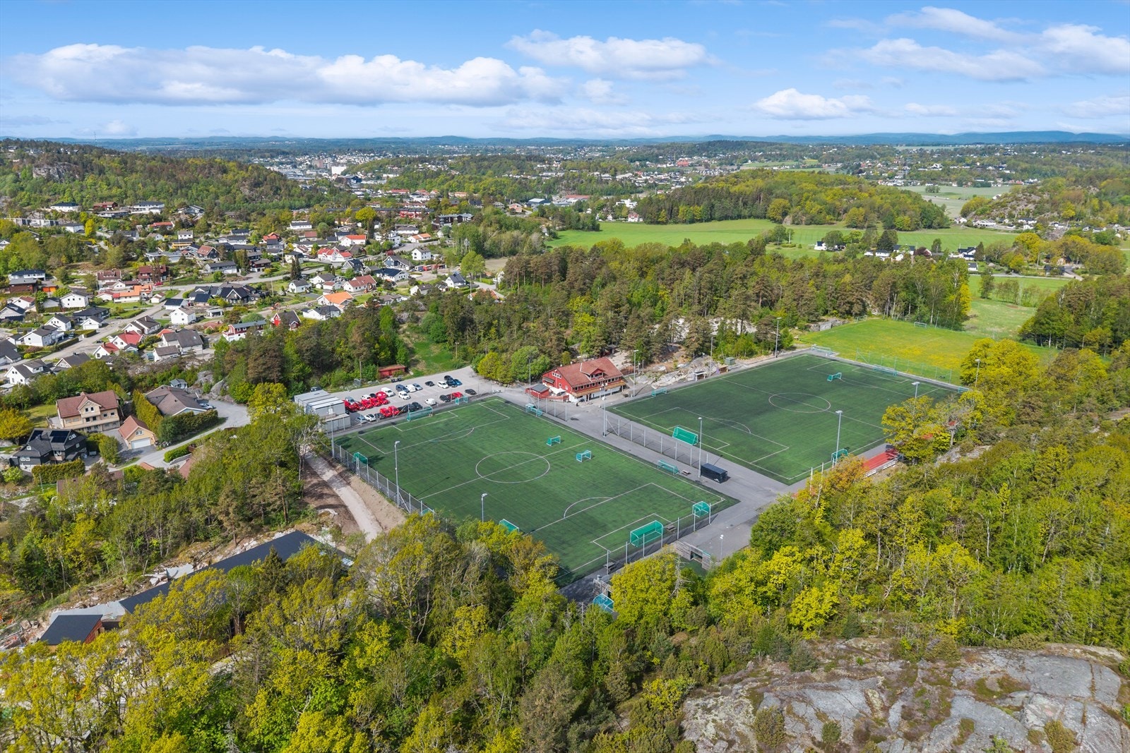 Østerøya Idrettsplass ligger få minutters gange fra boligen. Her finner du gode aktivitetstilbud for barn og unge. Galleribilde