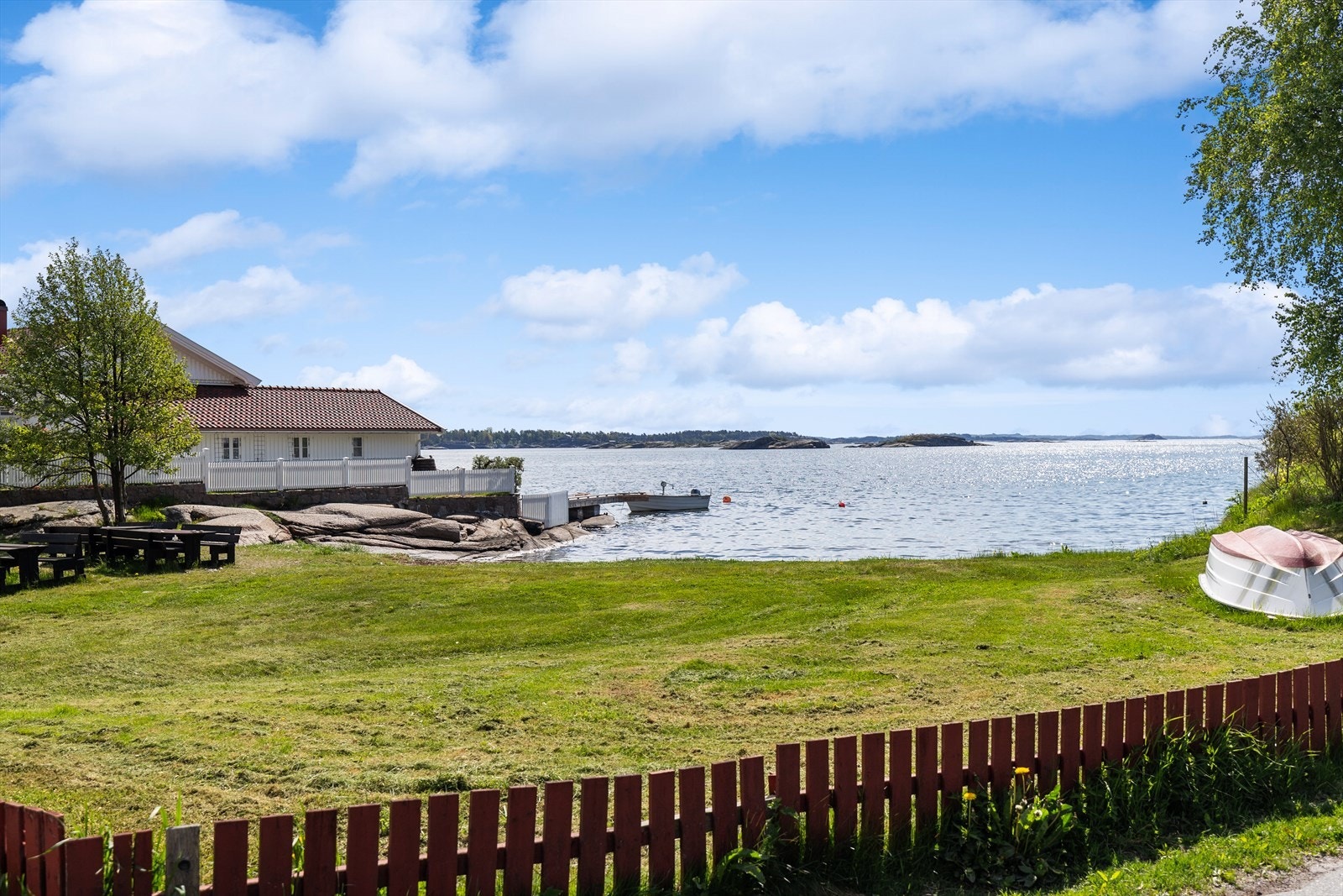 Lahellestranden er en hyggelig og populær badeplass på Østerøya i Sandefjord. Stranden ligger flott til ved sjøen og er et attraktivt samlingspunkt for både fastboende og besøkende gjennom hele året. Galleribilde