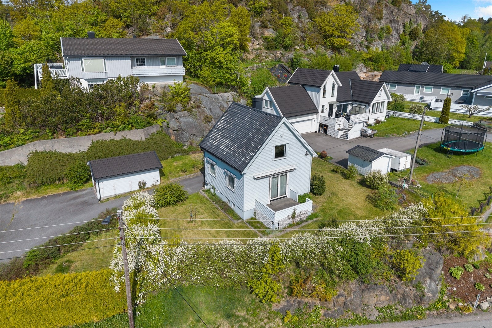 Eiet tomt på 894 m² med flott beliggenhet i et etablert og rolig boligområde. Tomten er noe skrånende og byr på gode muligheter for den som ønsker å sette sitt eget preg på eiendommen. Galleribilde