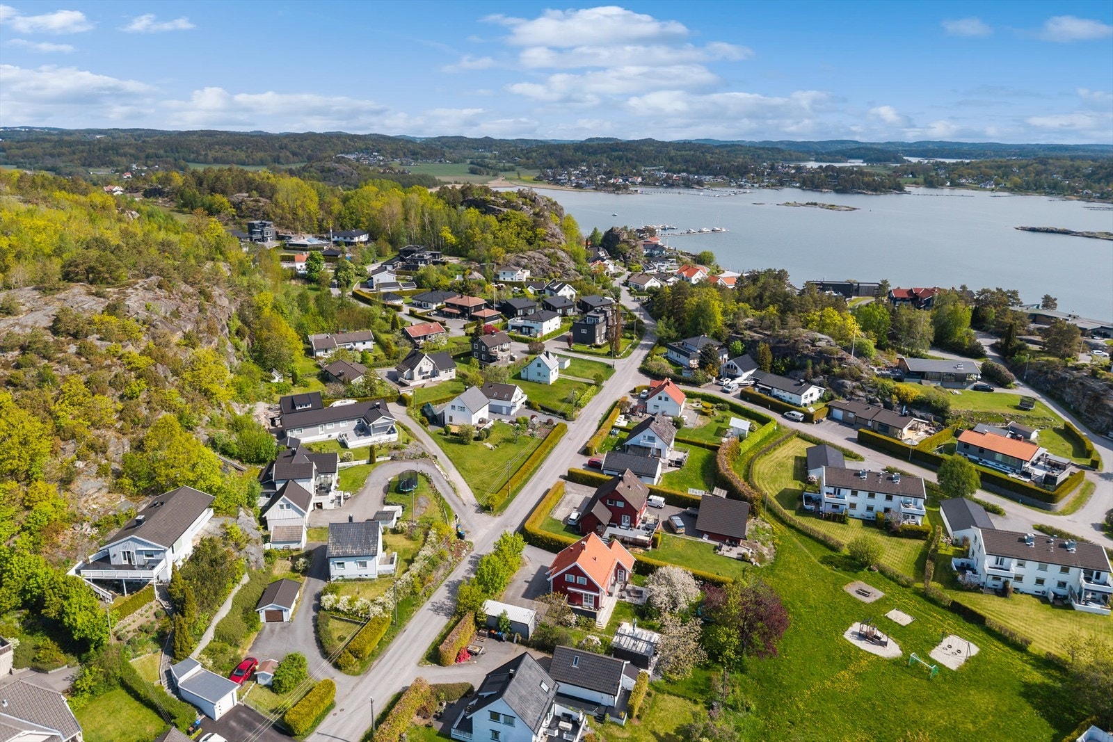 Området byr på et variert og naturskjønt landskap med svaberg, skogsstier, utsiktspunkter og flotte badeplasser. Galleribilde