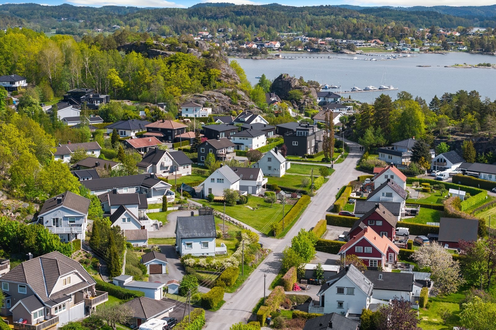 Lahelle er et attraktivt og etablert boligområde på populære Østerøya i Sandefjord, kjent for sin nærhet til sjøen, flotte naturområder og familievennlige omgivelser. Galleribilde