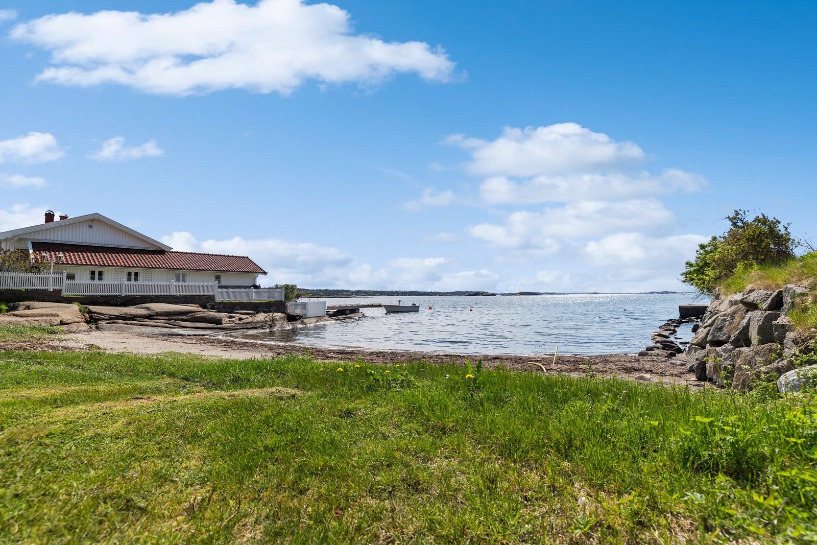Området består av både strand, svaberg og grøntarealer som gir gode muligheter for å nyte sommerdager ved sjøen. Lahellestranden er også et fint utgangspunkt for kajakkpadling, fisking og båtliv, med nærhet til den vakre skjærgården utenfor Sandefjord. Galleribilde