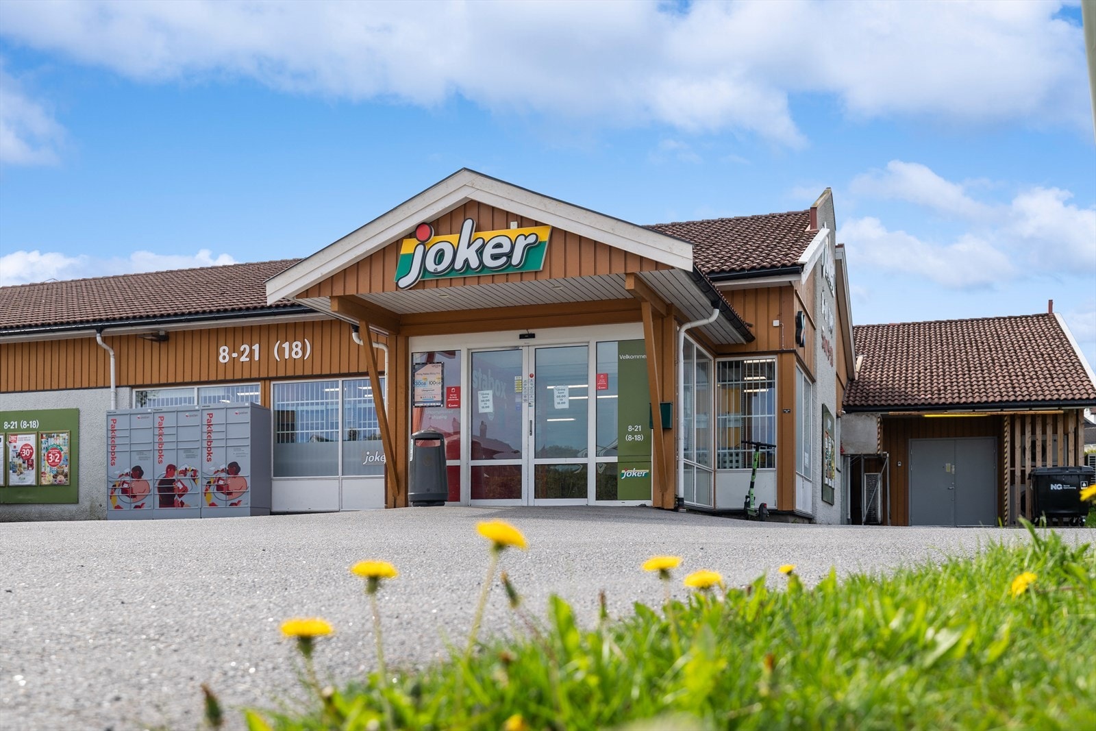 Det er kort vei til matbutikk fra boligen, med dagligvarehandel kun få minutters gange unna. Butikken har også søndagsåpent, noe som gir ekstra fleksibilitet og gjør hverdagen enklere. Galleribilde