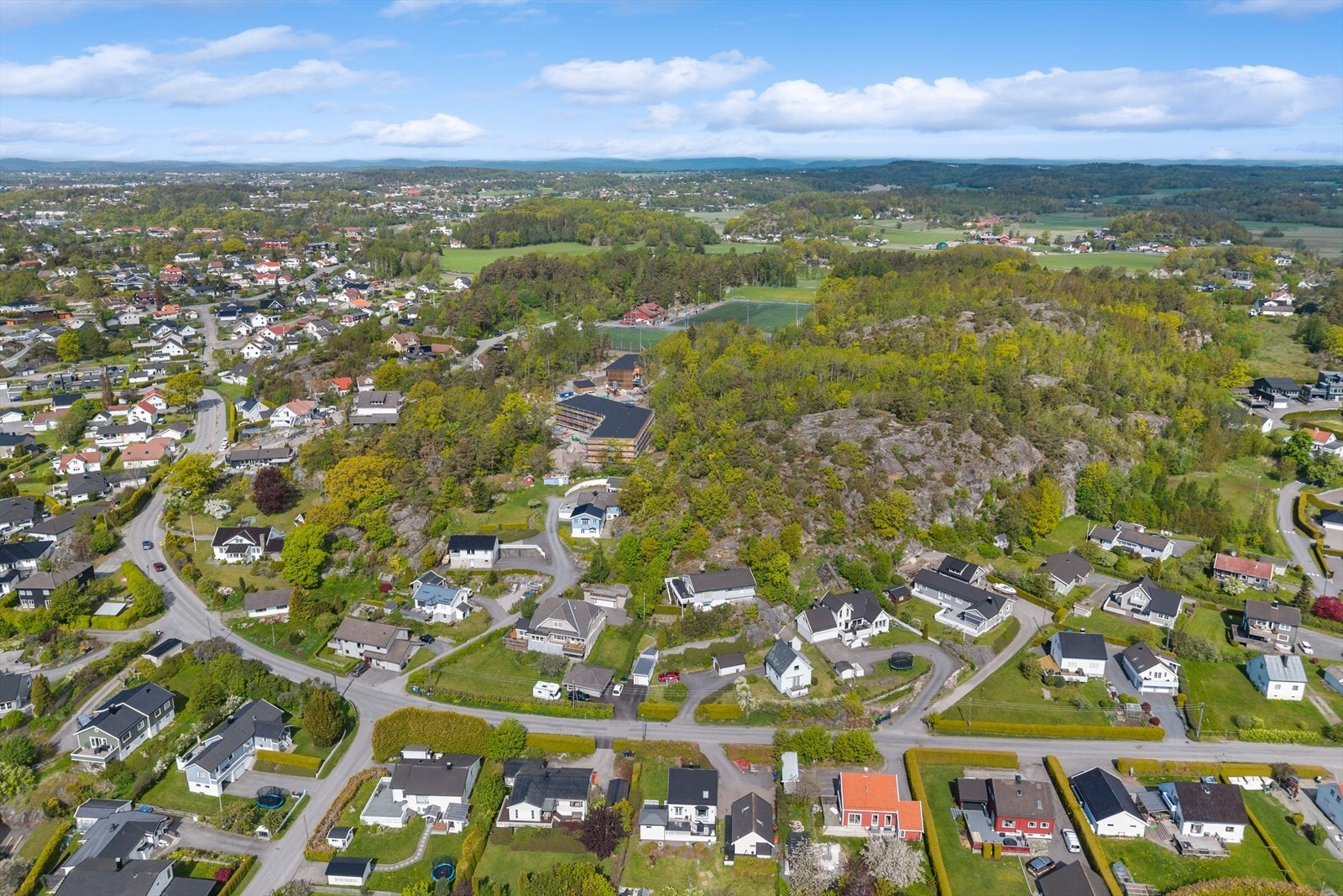 Lahelle er spesielt populært blant barnefamilier og friluftsinteresserte, med nærhet til flere badeplasser, småbåthavner og den vakre kyststien som strekker seg langs Østerøya. Galleribilde