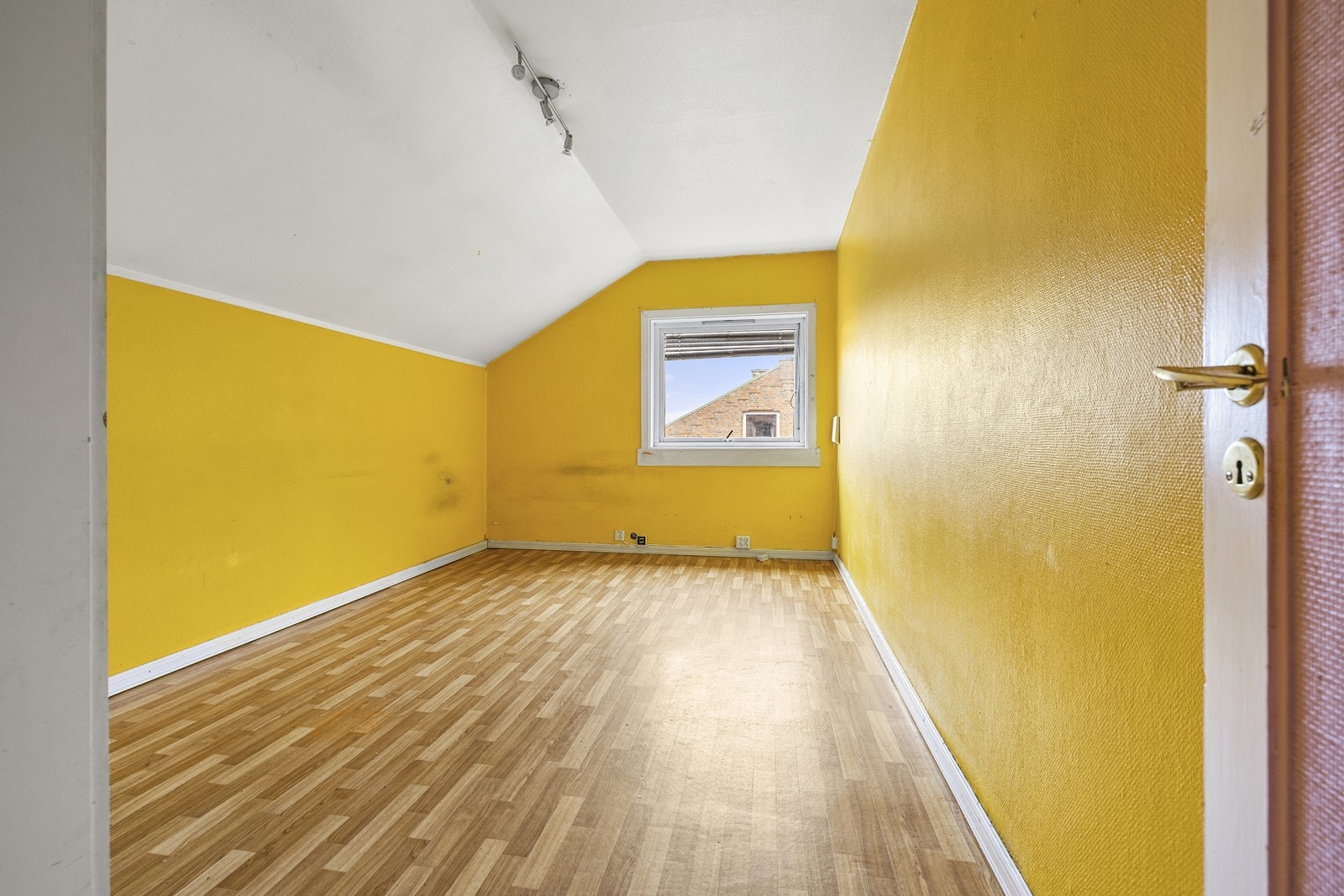 Soverommet har en god størrelse og en takhøyde på 2,47 meter. Rommet vender bort fra stuen. Galleribilde