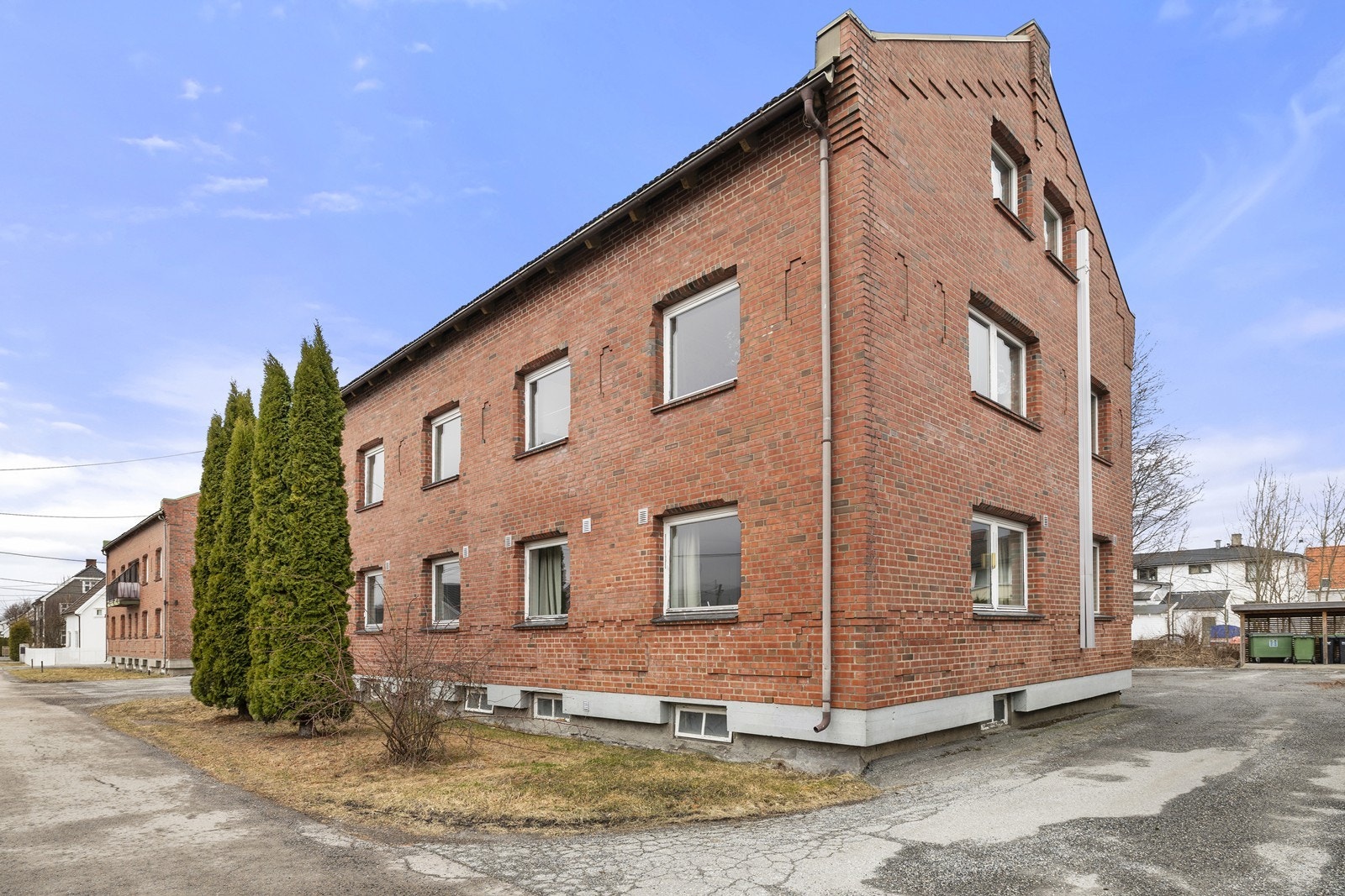 Fra eiendommen er det gangavstand til skoler, butikker og offentlig transport, med blant annet busstopp kun 3 minutter unna. Galleribilde
