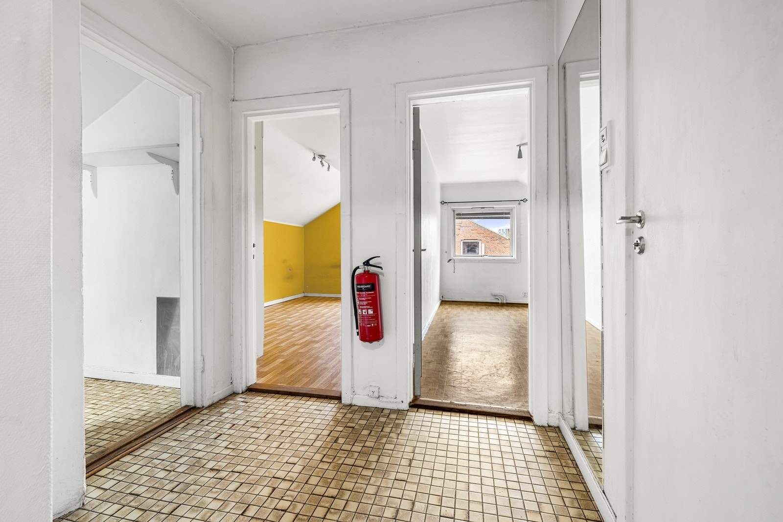 Velkommen til St. Olavs Gate 32! Entréen fungerer som et sentralt knutepunkt med tilgang til alle rom i leiligheten. Galleribilde