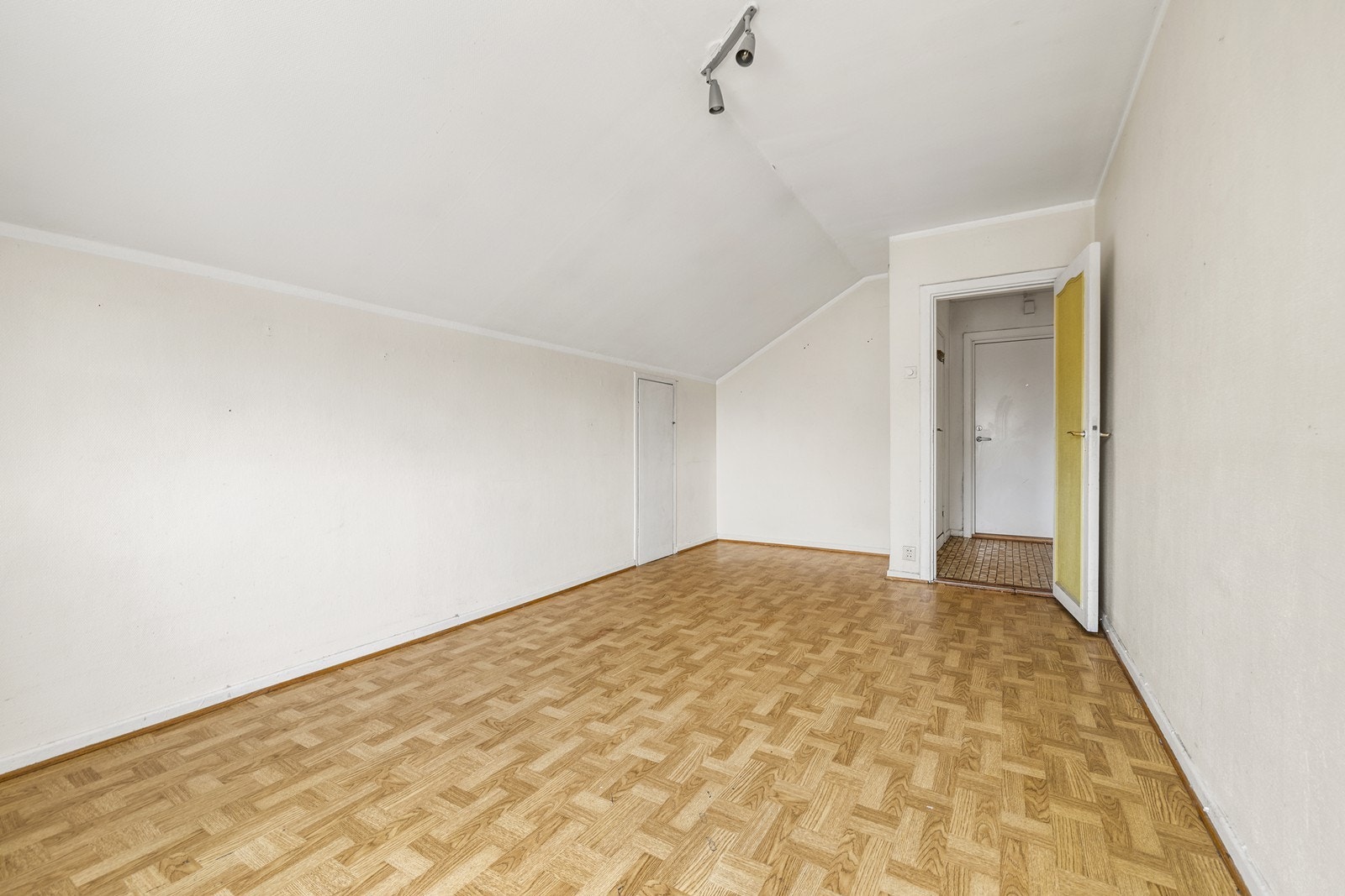 Rommet har gulv av parkett og laminat, med vegger kledd i MDF-panel og malte overflater, som gir et godt utgangspunkt for personlig innredning. Galleribilde