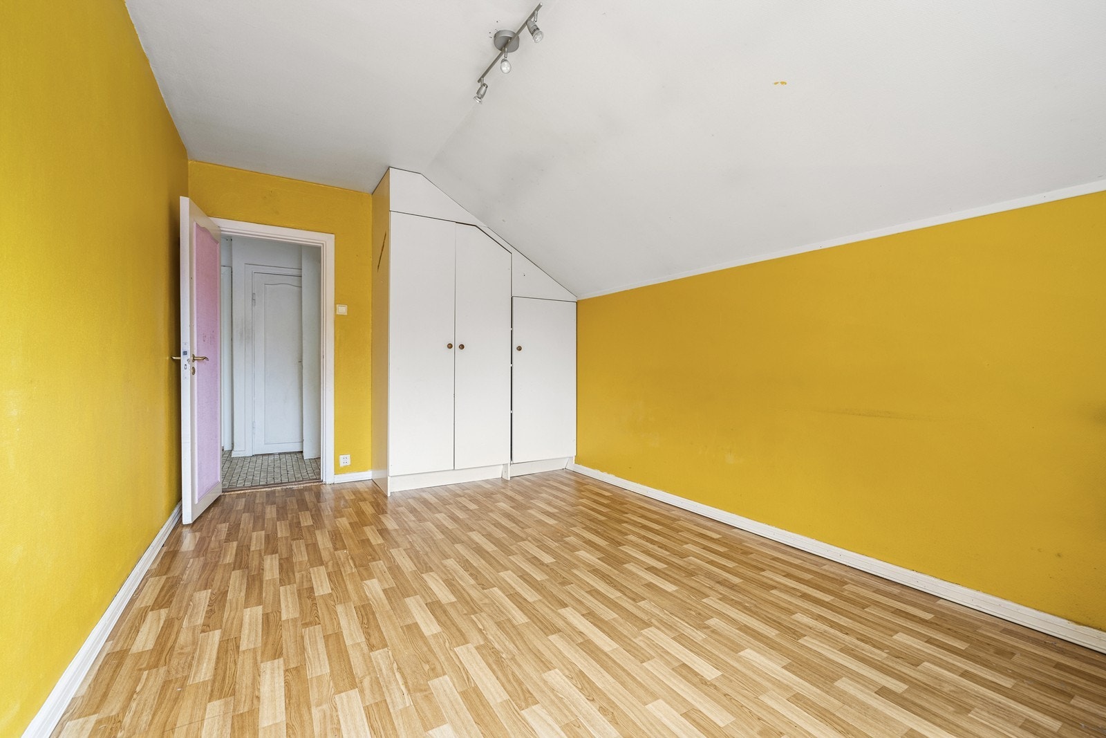 Godt med oppbevaringsplass i garderobeskap langs den ene veggen. Galleribilde