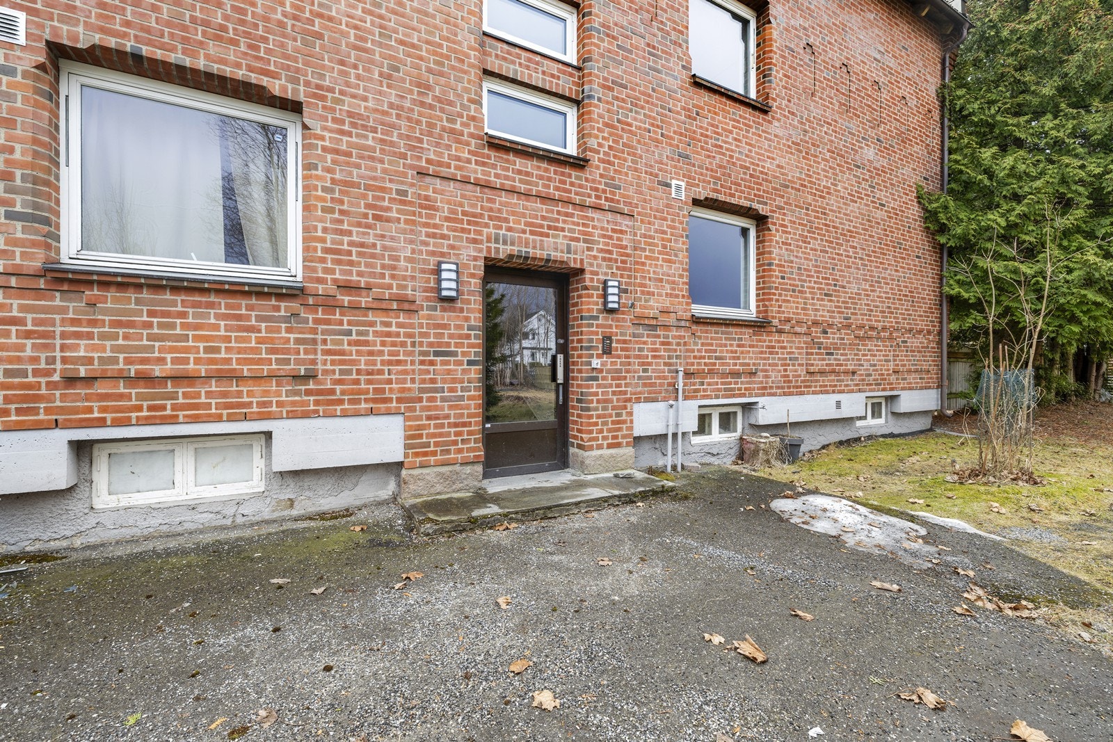 Bygget fra 1954 har en solid konstruksjon med yttervegger i betong, forblendet med teglstein. Eiendommen er en del av St. Olavs Gate 30 og 32 Borettslag, som totalt består av 14 andelsboliger. Galleribilde