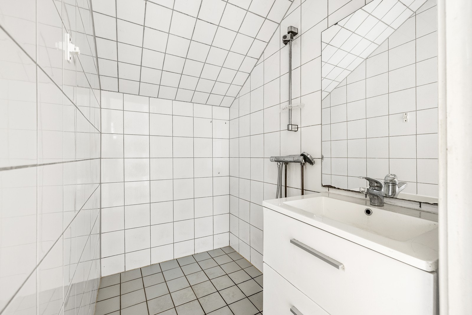 Badet har flislagte overflater, dusj og elektriske varmekabler i gulvet. Det er også opplegg for vaskemaskin. Galleribilde