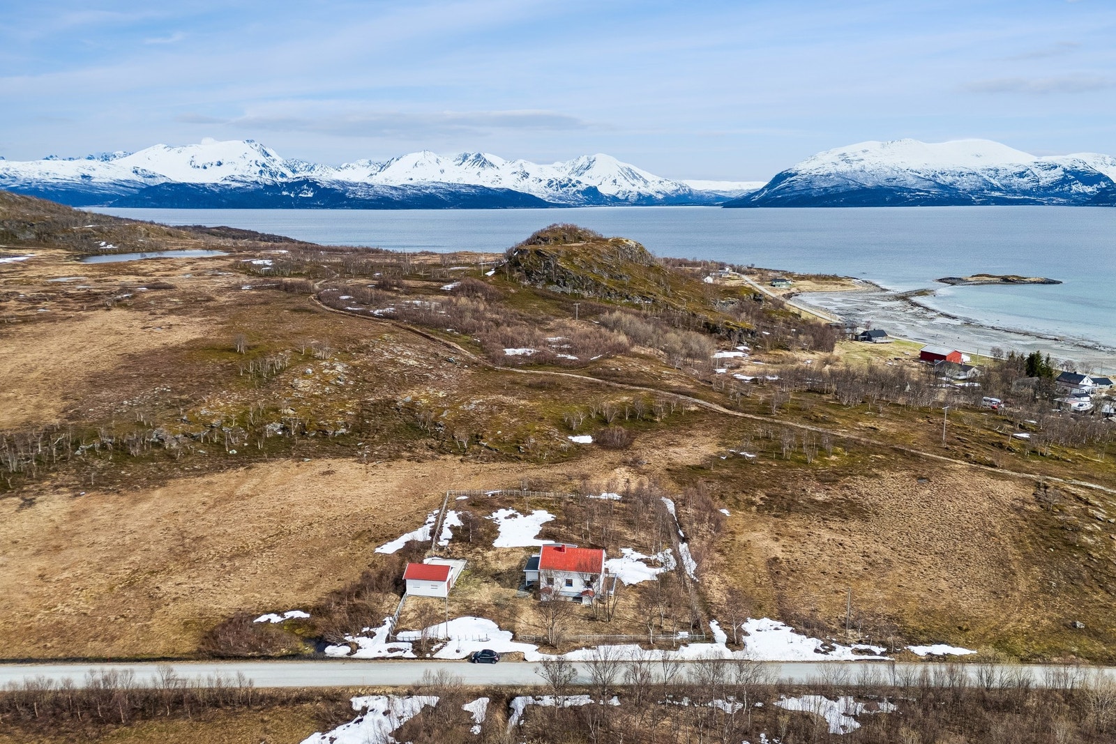 Beliggenheten gir en åpen utsikt over fjorden og fjellene i horisonten. Galleribilde