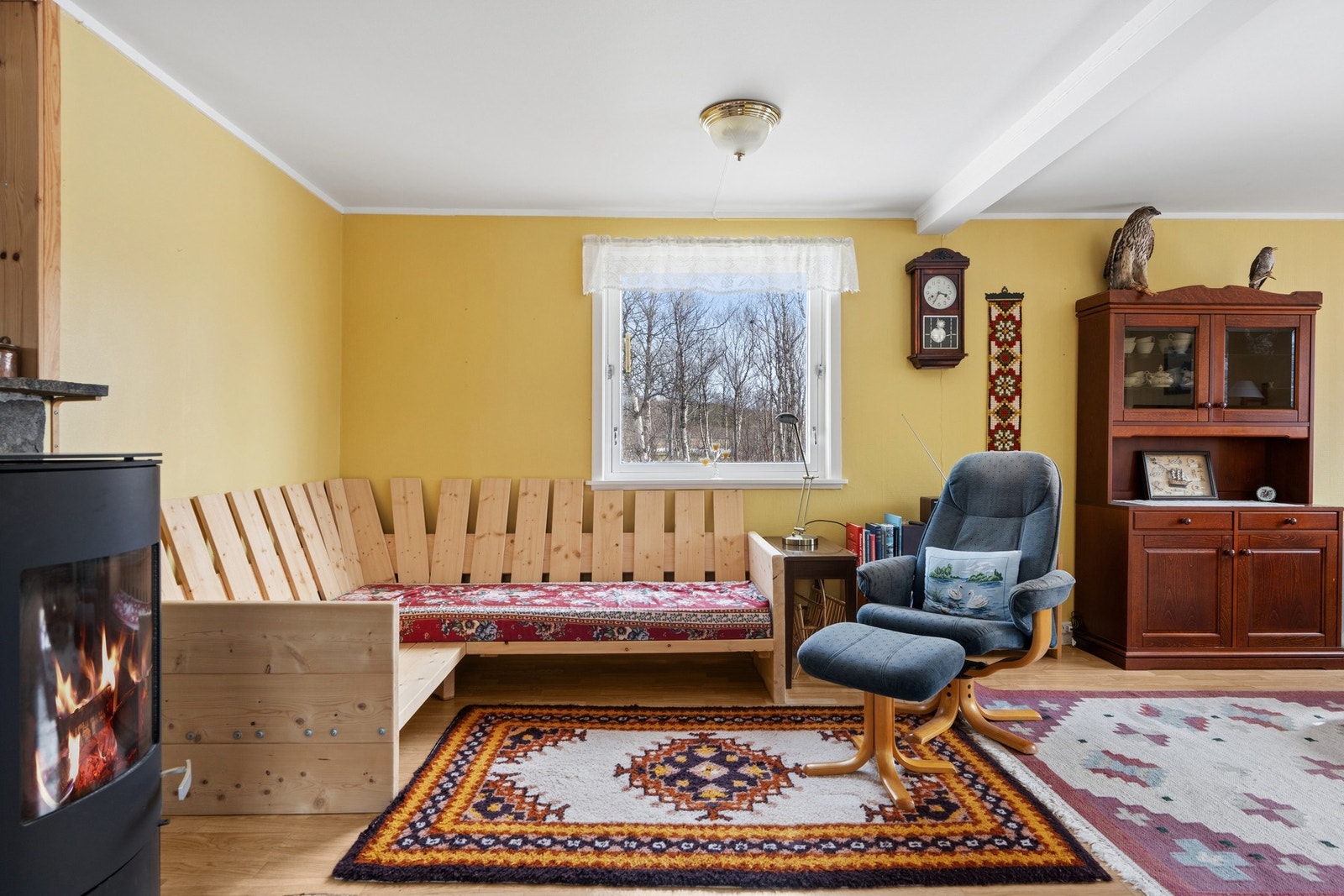 Her er det god plass for en ekstra sittegruppe eller lesekrok ved peisovnen. Galleribilde
