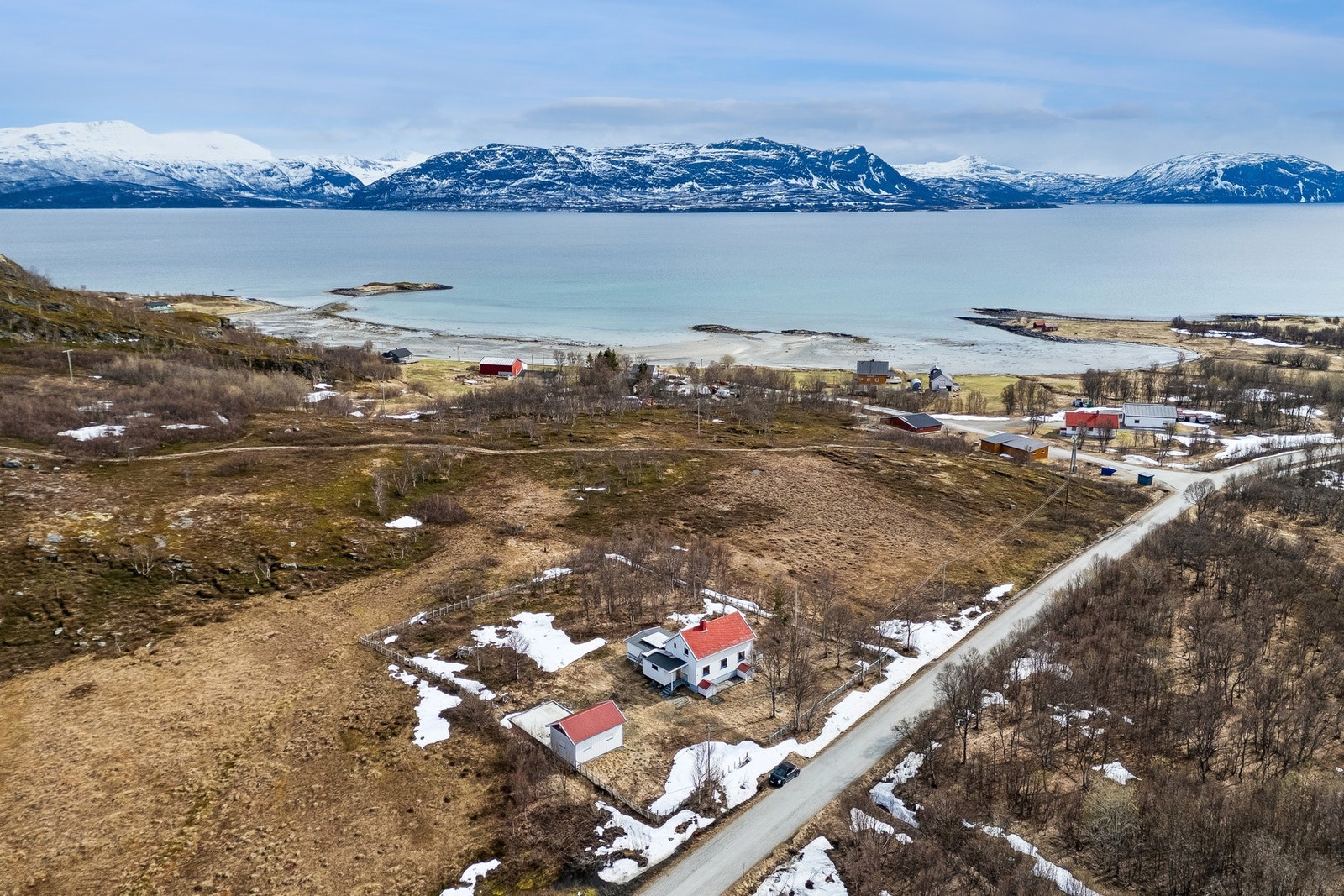 Kort avstand til sjøen med muligheter for båtliv og fiske. Galleribilde