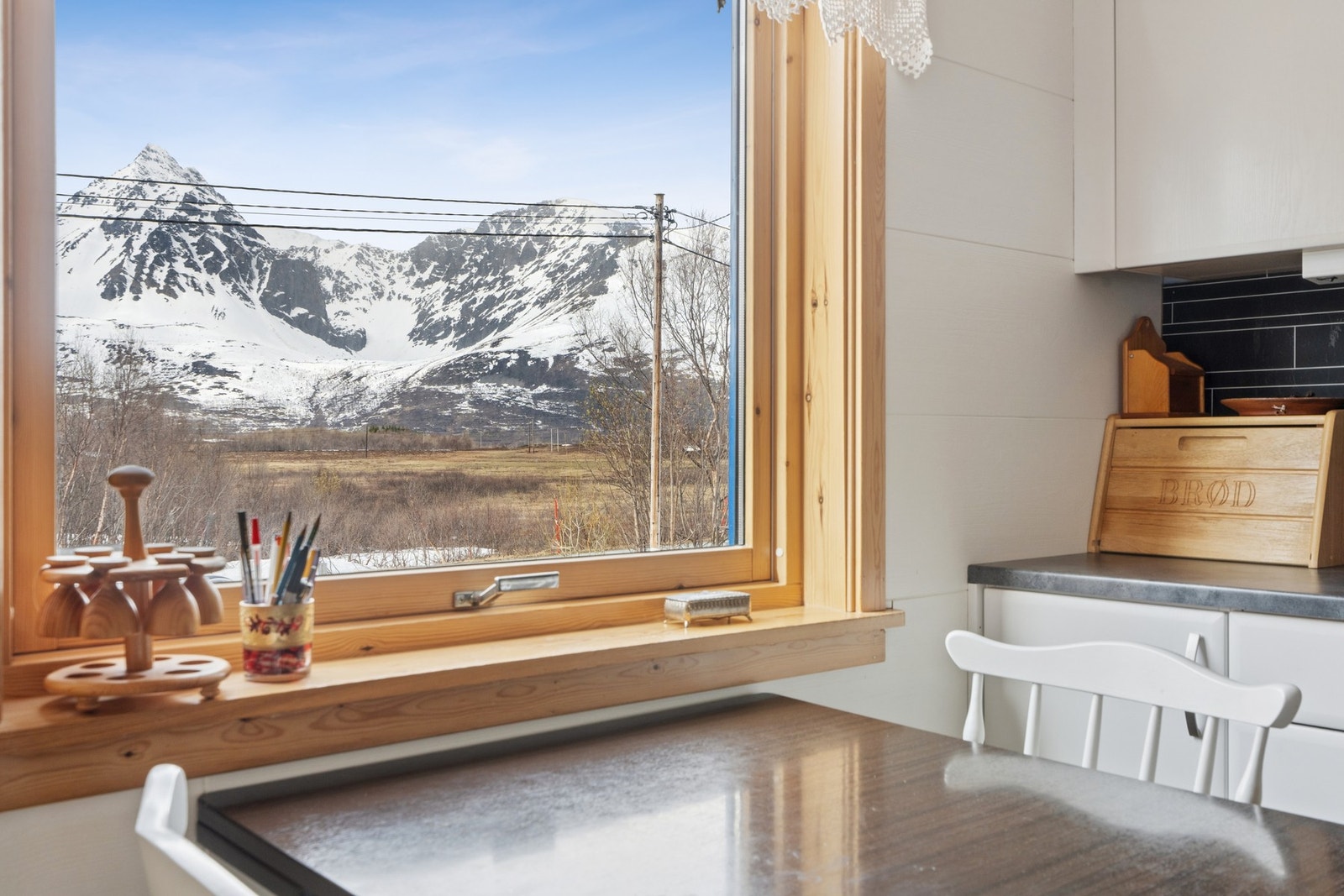 Fra kjøkkenvinduet har du en storslått utsikt mot de omkringliggende fjellene. Galleribilde