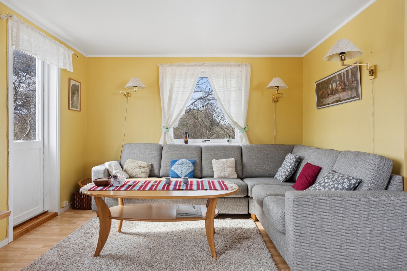 Store vindusflater gir godt med naturlig lys inn i stuen. Galleribilde
