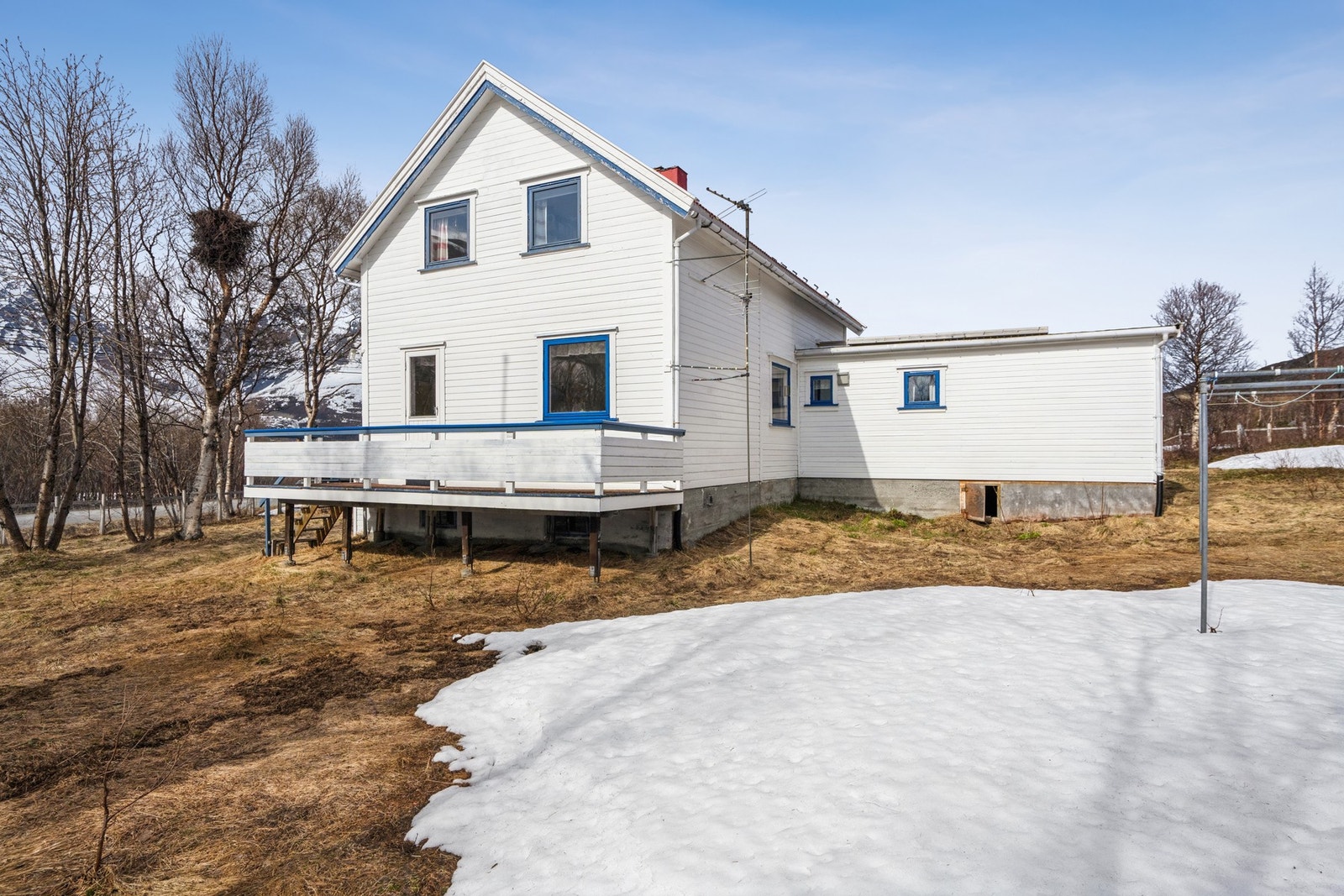 Fra den romslige balkongen har du utsikt over det omkringliggende landskapet. Galleribilde