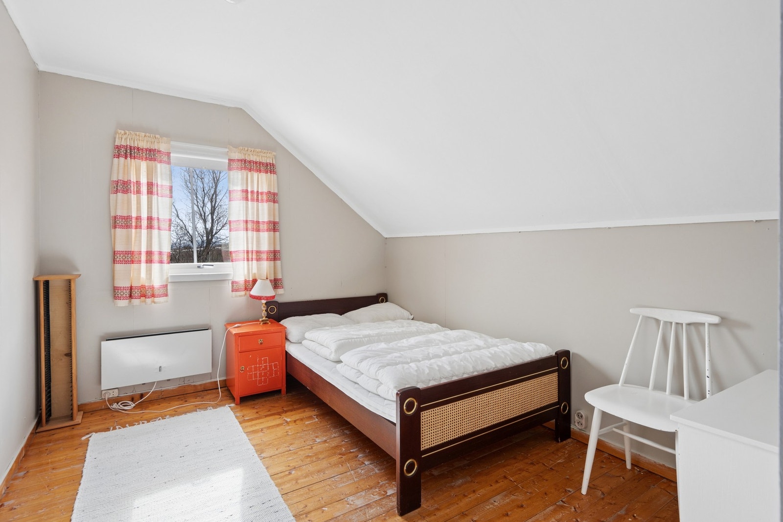 Boligen har flere soverom, alle med plass til seng og oppbevaring. Galleribilde
