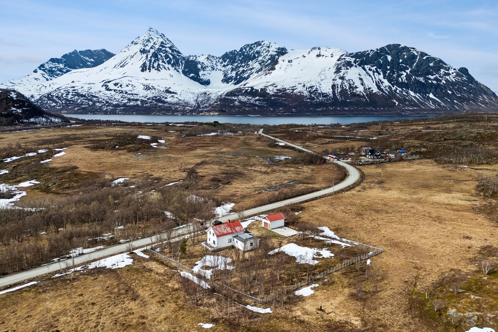 Eiendommen ligger fritt og usjenert til, med storslått natur som nærmeste nabo. Galleribilde