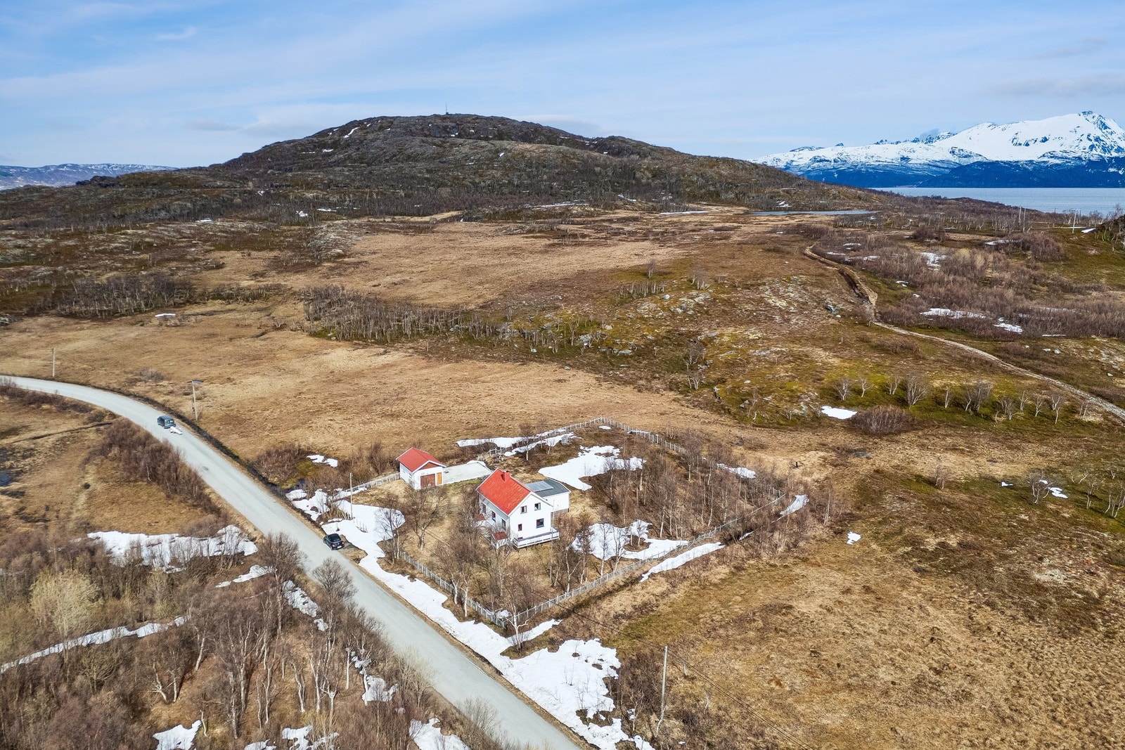 Herfra ser man eiendommens plassering i landskapet, med nærhet til både fjell og fjord. Galleribilde