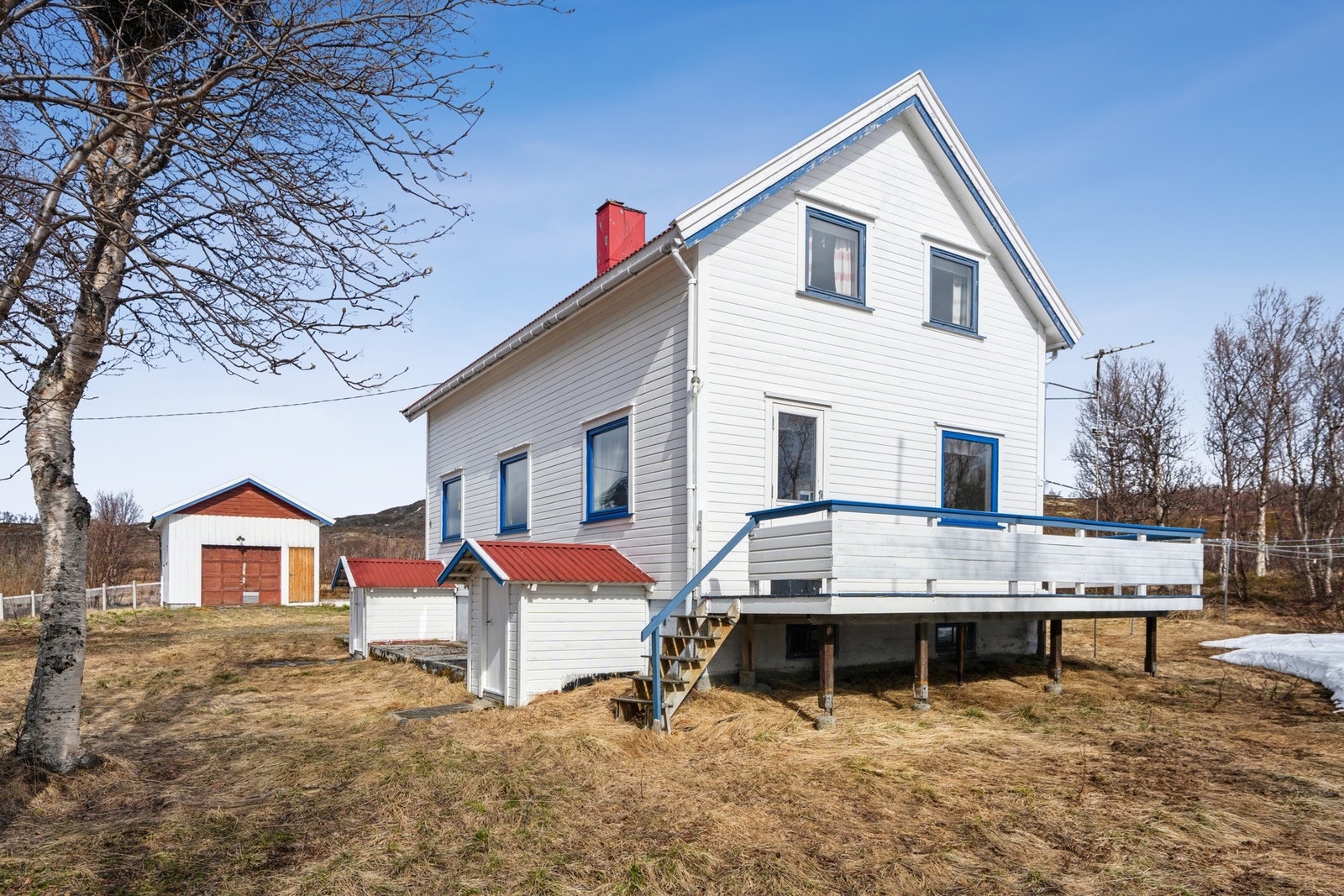 Enebolig med tradisjonell arkitektur og en stor, usjenert tomt. Galleribilde