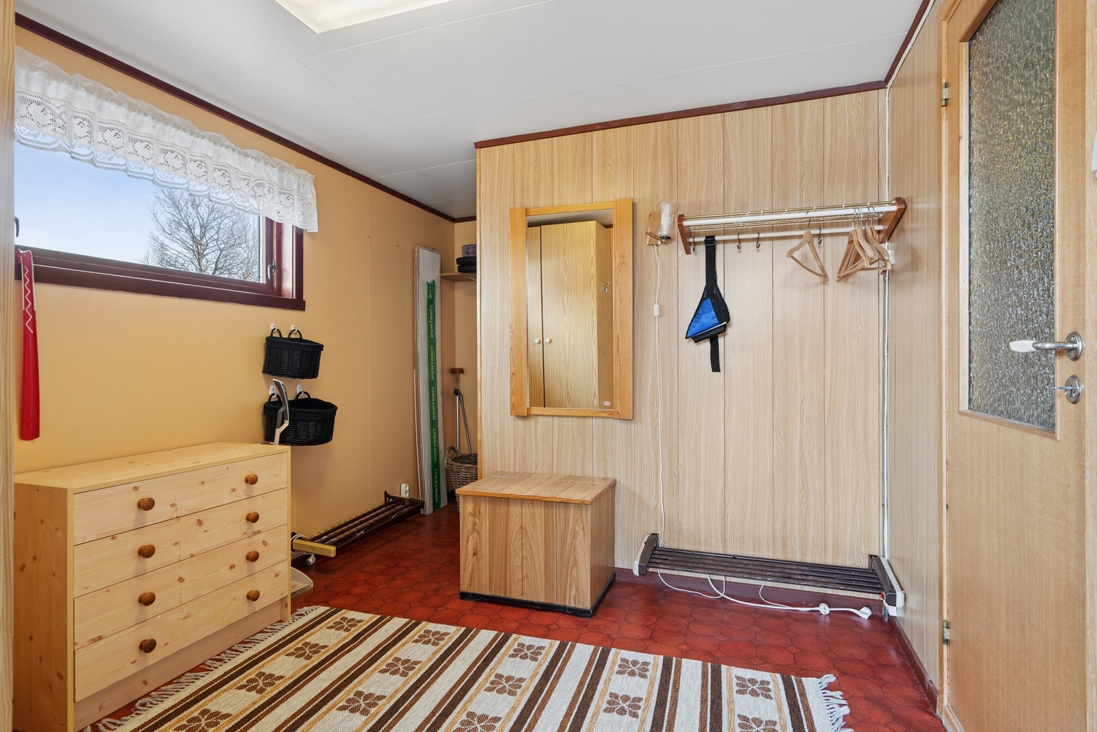 Romslig entré med god plass til oppbevaring av yttertøy og sko. Galleribilde