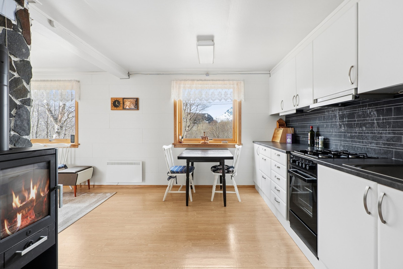 Kjøkkenet er praktisk innredet og har en åpen forbindelse til stuen. Galleribilde