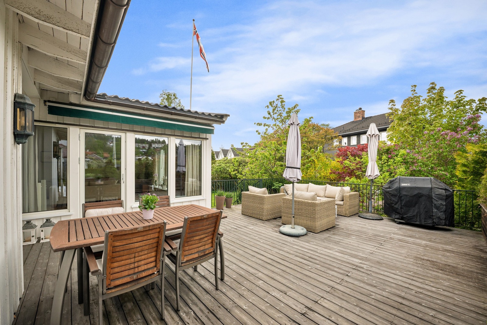 Stor terrasse på ca. 43 m² med Kebony terrassebord fra 2014 og skjermet plass til både spisegruppe og loungeområde. Galleribilde
