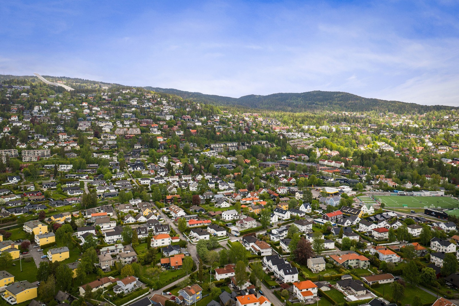 Boligen ligger attraktivt til på Gressbanen/Vestre Holmen, ved foten av Holmenkollåsen og med kort vei til både marka, servicetilbud og kollektivtransport. Galleribilde