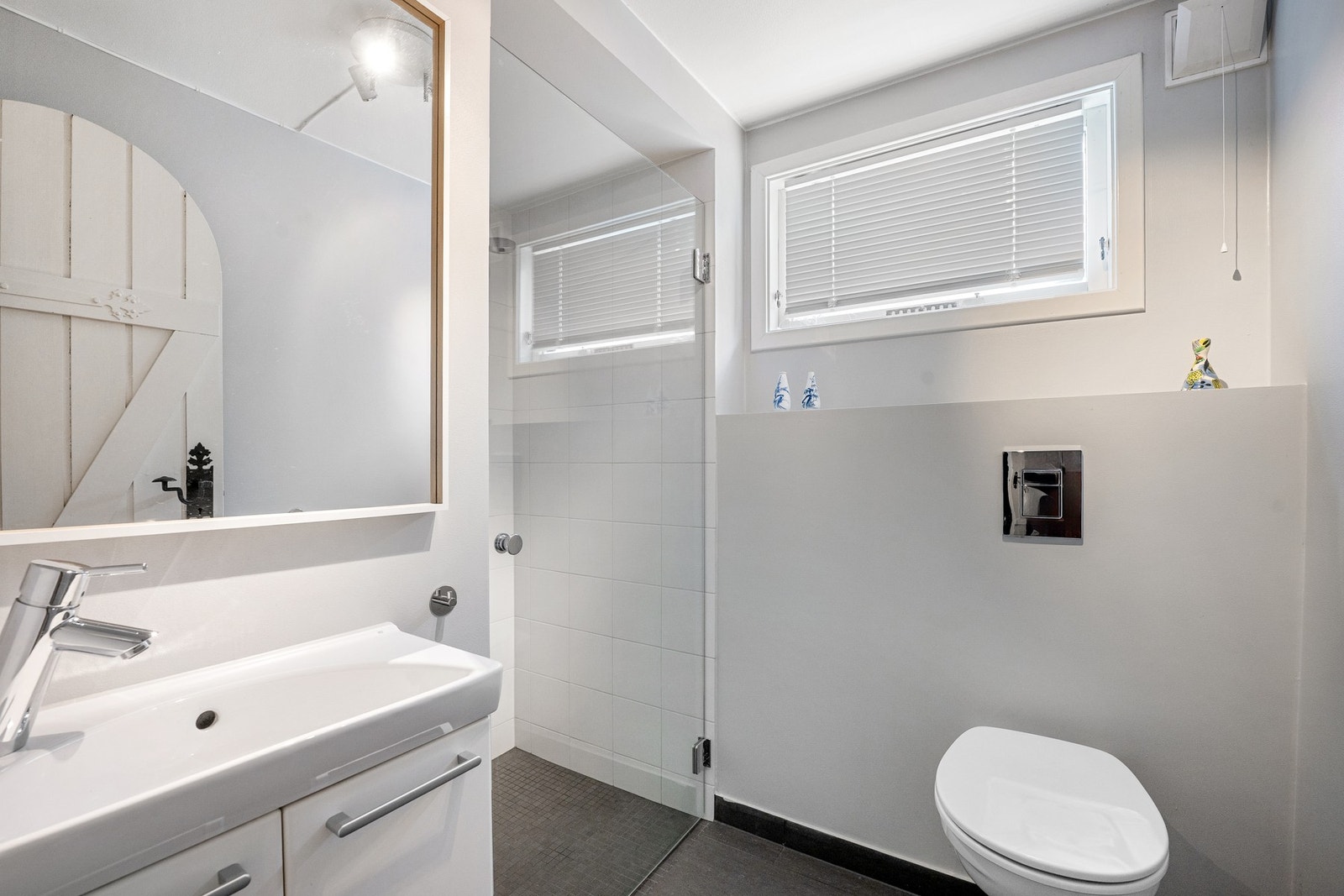 Badet i underetasjen er ifølge eier fra 2012 og har flislagt gulv med varmekabler, dusjhjørne, servantskap og veggmontert toalett. Galleribilde