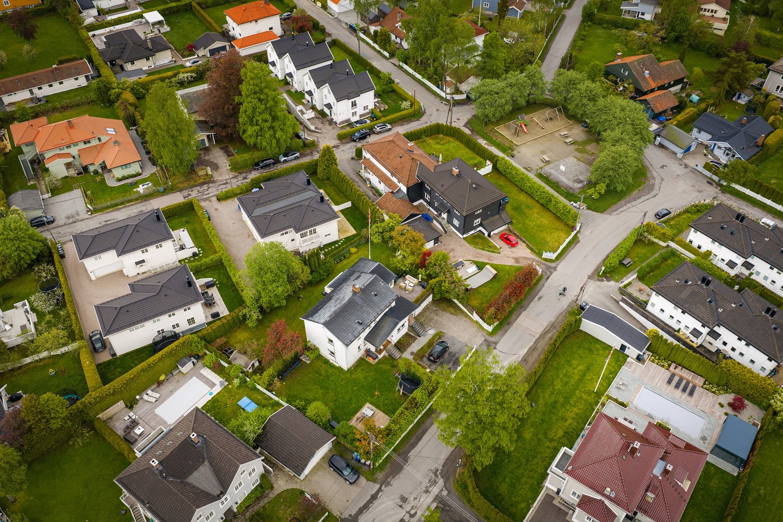 Eddaveien er en rolig og familievennlig vei, med lekeplass i nærområdet og trygge rammer for barn i hverdagen. Galleribilde