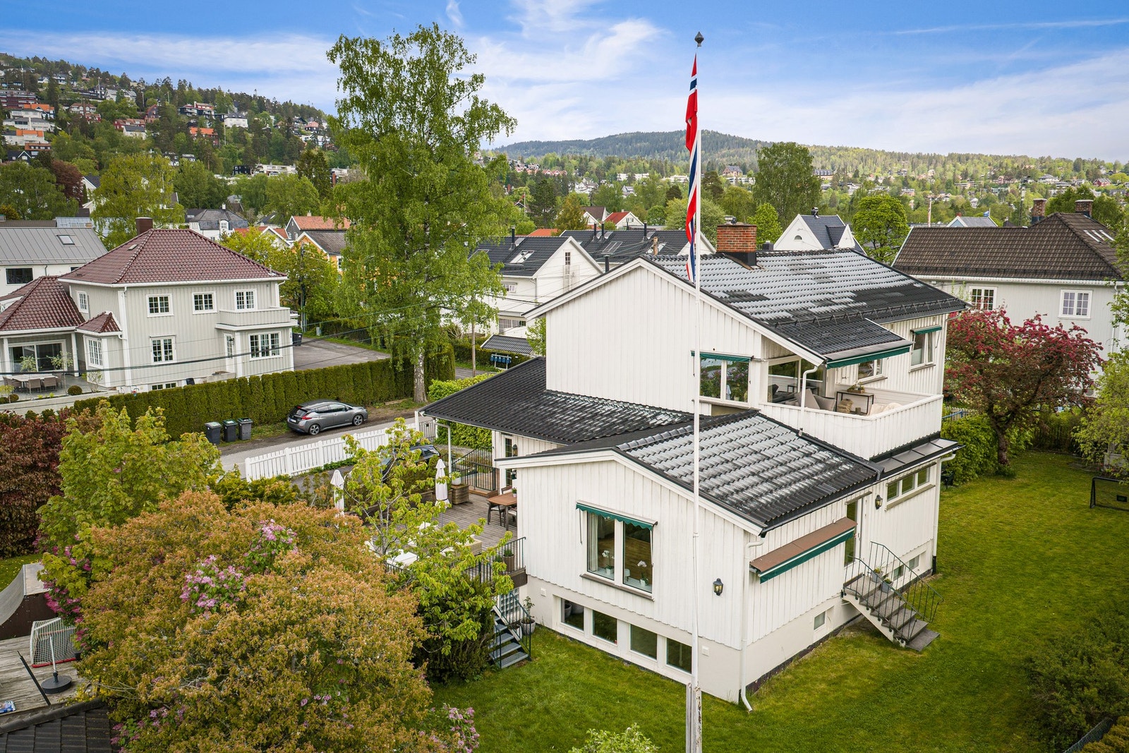 Attraktiv og rolig beliggenhet i blindvei på Gressbanen/Vestre Holmen, med kort vei til Holmen skole, barnehager, T-bane, Gressbanen, Eckbobanen og flotte turmuligheter. Galleribilde