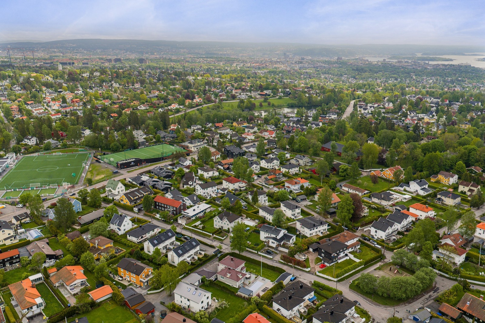 Oversiktsbildet viser den flotte nærheten til Readybanen, Eckbobanen og Holmendammen, med grønne nærområder og et bredt aktivitetstilbud like i nærheten. Galleribilde