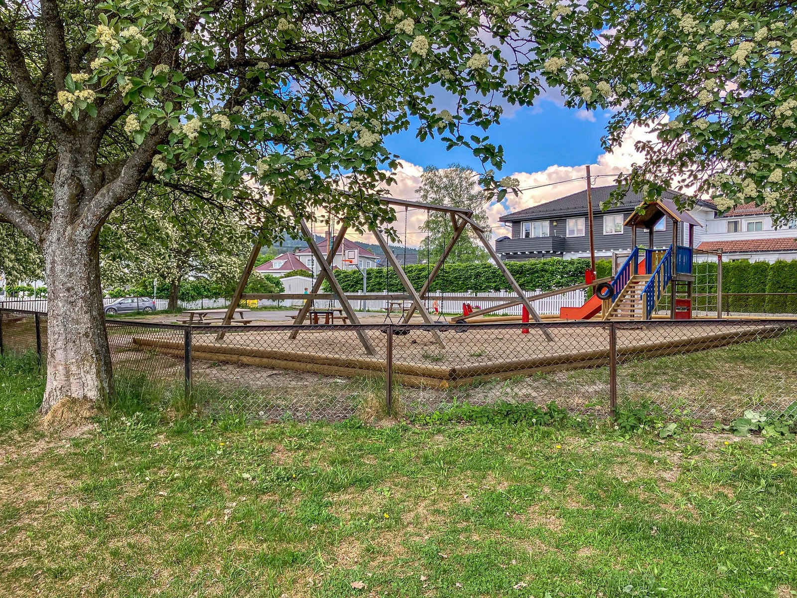 Nærliggende lekeplass med husker, klatrestativ og aktivitetsmuligheter gjør nærområdet særlig attraktivt for barnefamilier. Galleribilde
