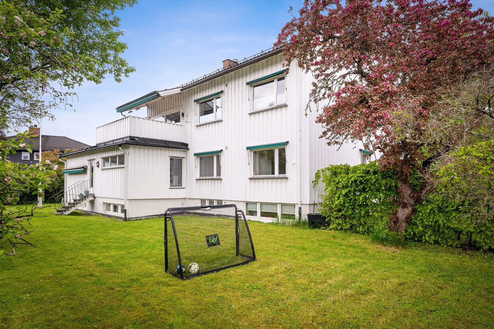 Stor og innholdsrik halvpart av tomannsbolig med en svært familievennlig planløsning, tre soverom på hovedplanet, solrik terrasse, stor skjermet hage, dobbelgarasje og moderne bergvarme. Galleribilde