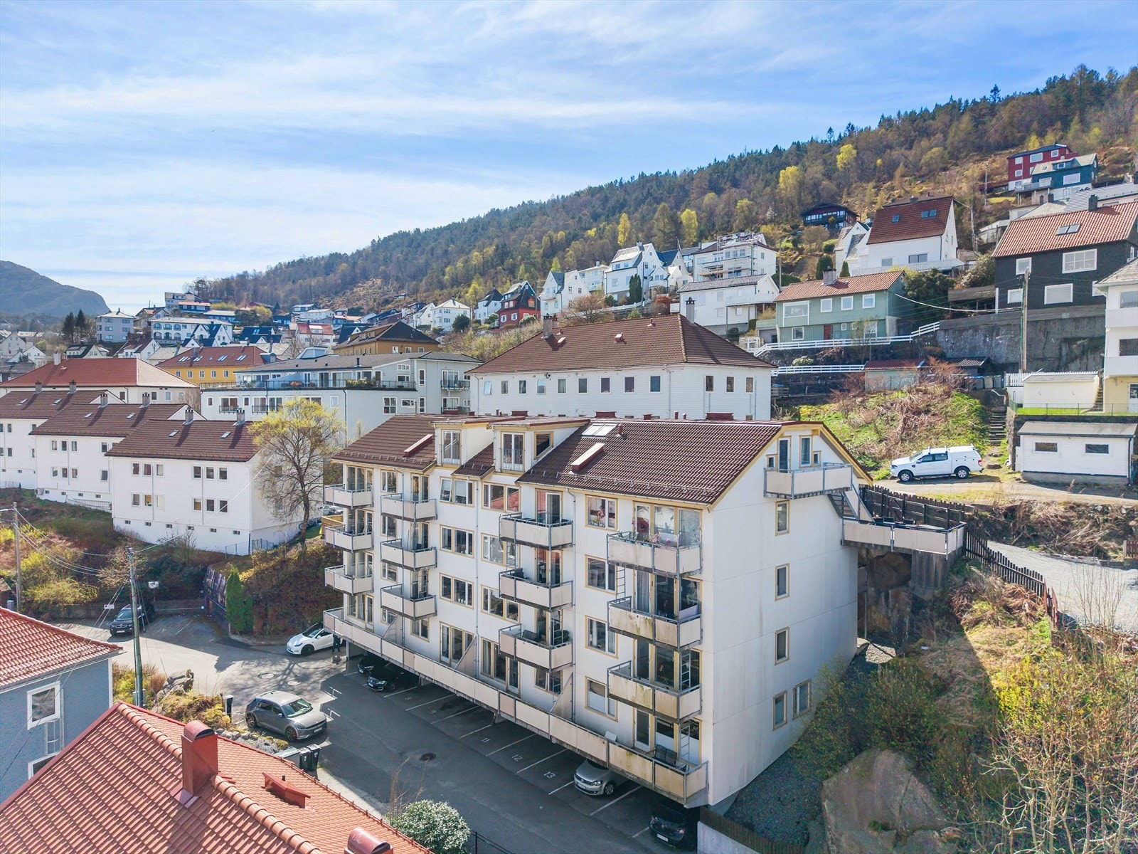 Det er gangavstand til butikker, skoler og barnehager. Kiwi er kun 5 minutter unna. Galleribilde