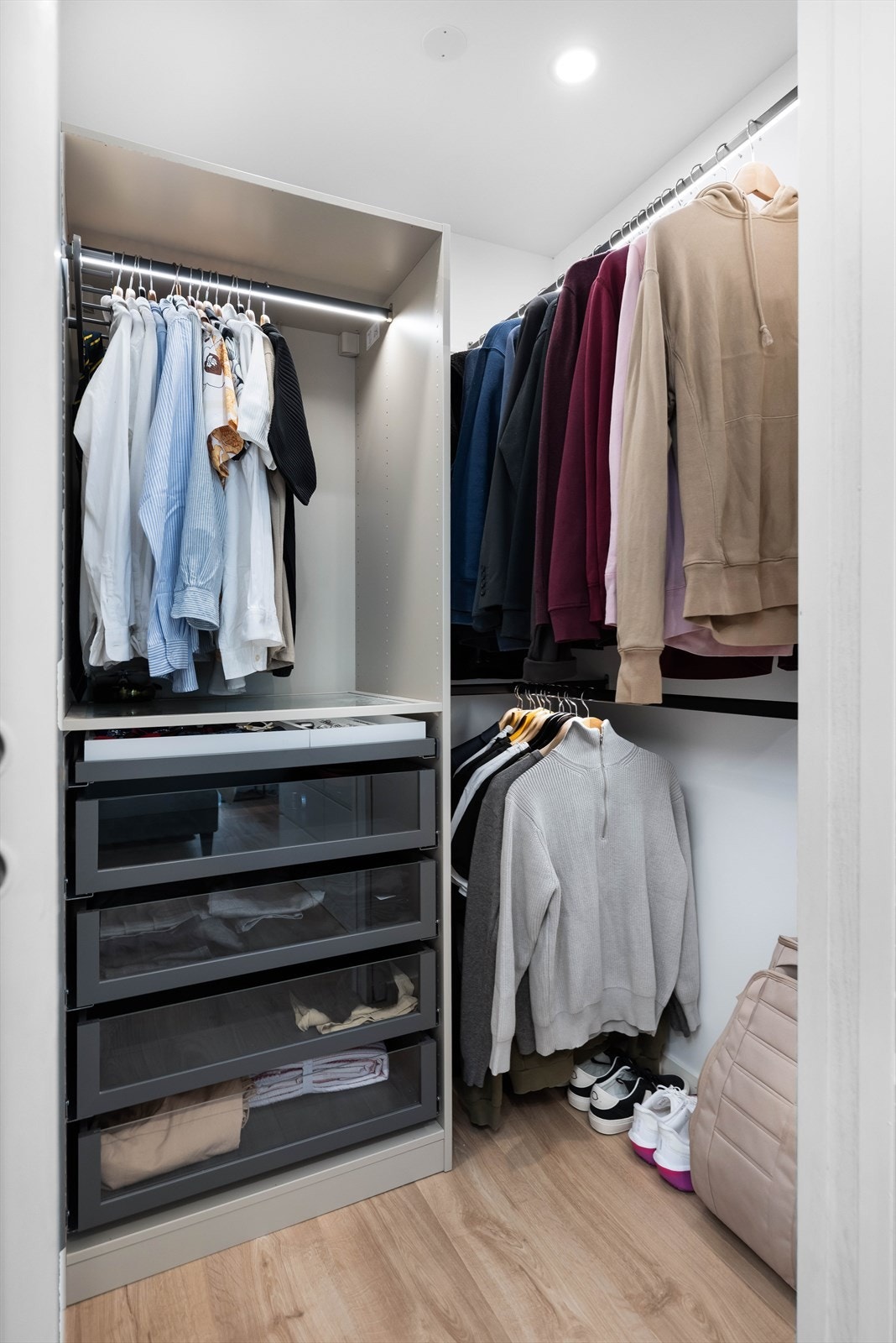 Innredet garderobe med god plass til klær og sko. Galleribilde