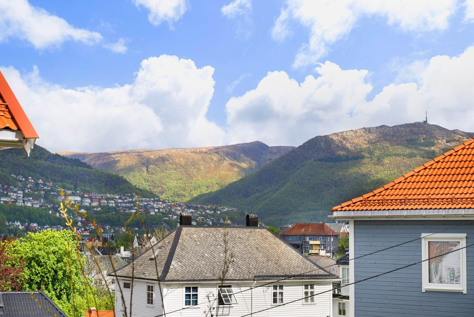 Fra området er det utsikt mot fjellene som omkranser Bergen. Galleribilde