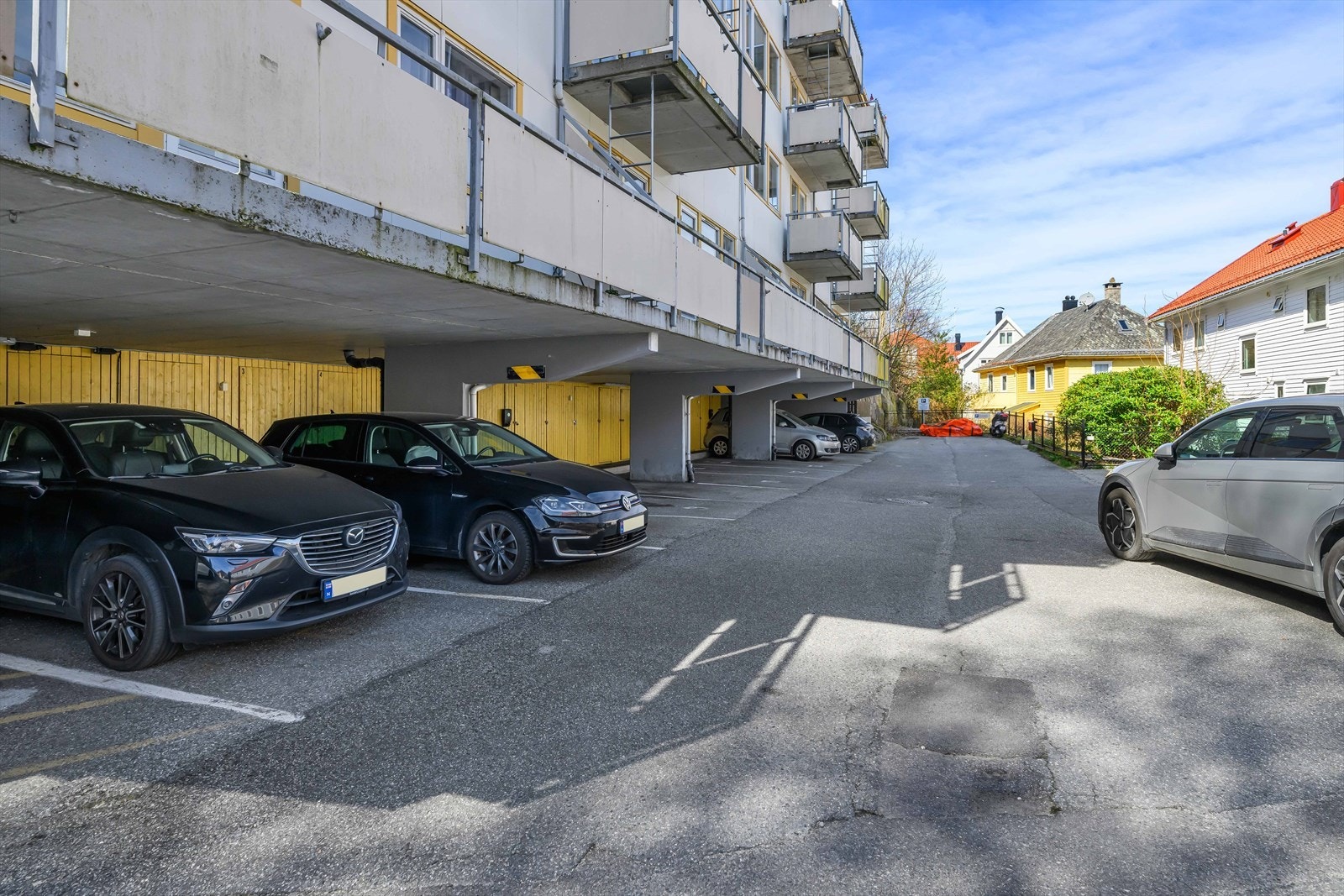 Med leiligheten følger en fast parkeringsplass. Galleribilde