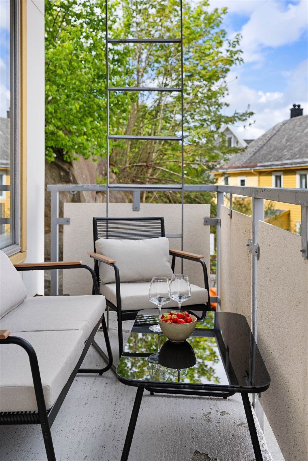 Balkongen har god plass til en hyggelig sittegruppe. Galleribilde