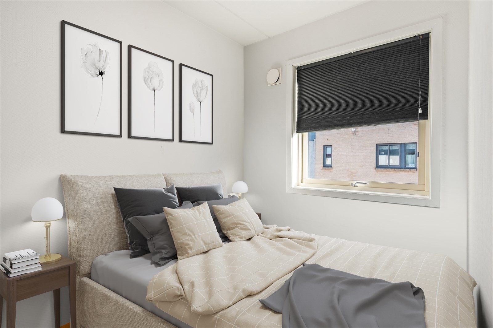 Soverom med parkett på gulv og plassbesparende skyvedør. Vindu med 3-lags isolerglass fra 2006. Digitalt stylet Galleribilde